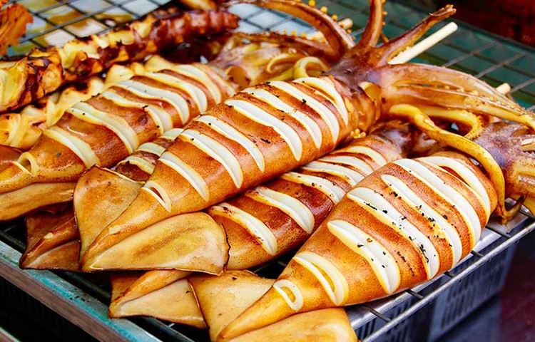 ایکا‌یاکی؛ ماهی مرکب کامل گریل‌شده در خیابان‌های اوساکا