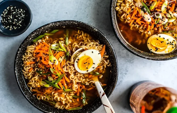 رامن سیاه و رنگی؛ نسخه‌های عجیب از غذای محبوب