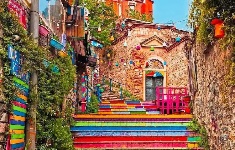معماری رنگارنگ محله بالات