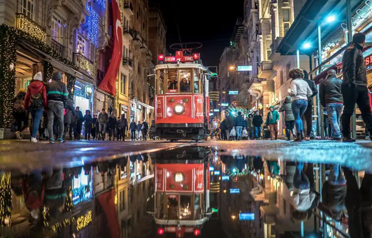 خیابان استقلال استانبول در شب
